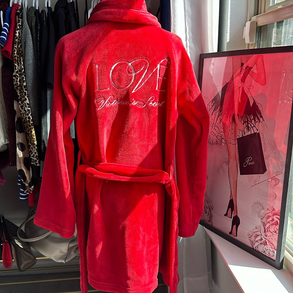 Excellent Red Victoria’s Secret soft robe